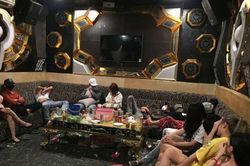 Cảnh sát đột kích quán karaoke, bắt quả tang 47 nam thanh nữ tú phê ma túy