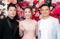 Chi Bảo tháp tùng bạn gái, gặp gỡ nhiều sao hạng A trong showbiz