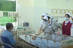 Sức khỏe bé trai 5 tuổi bị cha chém rách mặt giờ ra sao?