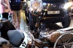 Hà Nội: Ô tô 'điên' tông hàng loạt xe máy trên phố Thái Thịnh