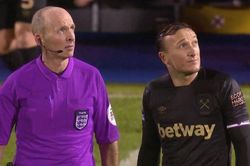 Trận đấu của West Ham bị gián đoạn bởi lý do hy hữu