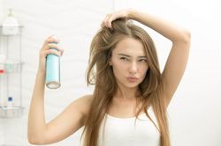 Mẹo dùng dầu gội khô để có mái tóc bồng bềnh
