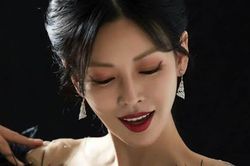 'Penthouse: Cuộc chiến thượng lưu': 'Ác nữ' Kim So Yeon 'gà mờ' ngoài đời thực