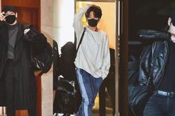 Trang phục sân bay của Jungkook BTS khiến ai cũng phải ngoái nhìn