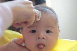 Trẻ sơ sinh có nên 'cạo tóc tơ' để tóc mọc tốt?