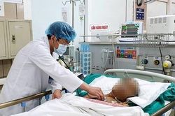 Cụ ông ngộ độc nặng, phải thở máy do uống nhầm tinh dầu quế