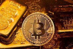 Giá vàng hôm nay 12/1: Bong bóng Bitcoin 'xì hơi', vàng bật 'tanh tách'?