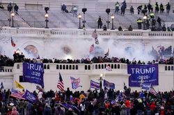 Bảo đảm an ninh lễ nhậm chức của người kế nhiệm, Tổng thống Trump đồng ý ban bố tình trạng khẩn cấp ở thủ đô