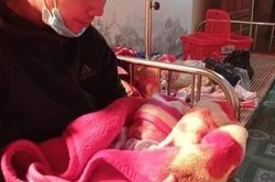 Bé sơ sinh bị bỏ rơi giữa đêm lạnh giá cạnh bức thư 'mẹ có lỗi với con'