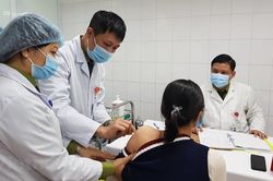 3 nữ tình nguyện viên bắt đầu tiêm vắcxin Nanocovax liều cao nhất