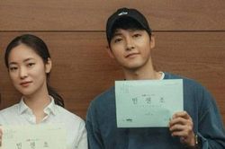 Song Joong Ki lộ diện bên 'người tình màn ảnh' mới sau khi Song Hye Kyo tuyên bố trở lại vào năm nay