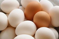 Cánh phân biệt trứng gà ta thật với trứng gà công nghiệp tẩy trắng