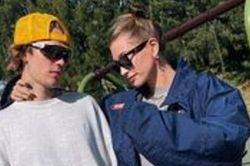 Vợ chồng Justin Bieber mặc đồ đôi, tạo dáng 'siêu ngầu' trong hình ảnh mới
