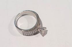 Tháo tung ghế máy bay vì hành khách báo rơi nhẫn kim cương
