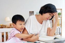 Mẹ lo sốt vó khi tuần nào cũng 'được' giáo viên liên hệ