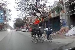 Học sinh đi xe đạp hàng 3, kéo nhau trên đường gây mất an toàn giao thông