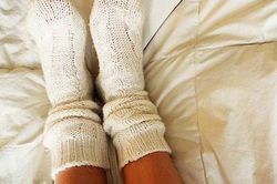 Hóa ra thói quen mang tất đi ngủ vào mùa lạnh lại không hề có hại như bạn nghĩ