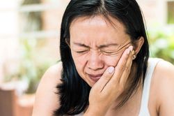 Nguy cơ liệt mặt, méo miệng khi trời rét