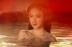 Angela Phương Trinh đăng hình gợi cảm, úp mở 'tái xuất' showbiz