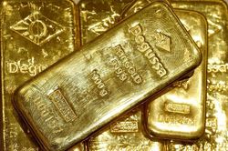 Giá vàng 13/1: Giảm do áp lực từ lợi tức kho bạc Mỹ