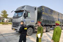 Bắt giữ 14 xe tải chở lượng hàng lậu cực lớn tại Hải Dương