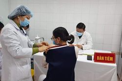Ba người đầu tiên tiêm liều vắc-xin cao nhất ngừa COVID-19