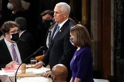 Phó Tổng thống Mike Pence bác đề xuất phế truất ông Trump