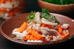 Cách làm tai heo ngâm giấm giòn ngon sần sật chống ngán ngày Tết