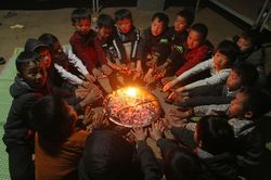 Học sinh vùng cao Nghệ An chống chọi với giá rét