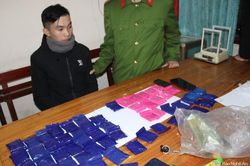 Bắt đối tượng giấu 1 bánh heroin và 12.400 viên ma túy dưới yên xe máy