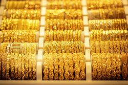 Đồng USD và lợi suất trái phiếu Mỹ giảm giúp giá vàng thế giới đi lên phiên 12/1