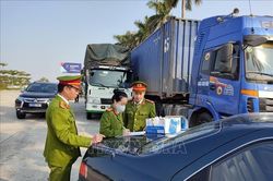 Bắt giữ đoàn xe 14 ô tô vận chuyển hơn 300 tấn hàng lậu