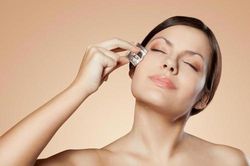 Tác dụng của việc dùng đá lạnh lăn lên da