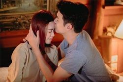 Vừa mở cửa, bất ngờ một cô gái xinh đẹp quần áo xộc xệch lao ra, chưa hết sốc tôi đã chết lặng khi thấy bộ dạng của vợ