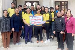 Trao tiền ủng hộ cho cháu bé bị tai nạn do ngã vào thùng vôi