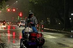 Những con người lặng lẽ mưu sinh giữa cái lạnh tê tái của mùa đông xứ Huế