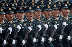 Ông Trump bắt nhà đầu tư Mỹ rút vốn khỏi công ty của quân đội TQ
