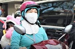 Người TP.HCM xoa tay vì lạnh giữa thời tiết 20 độ C