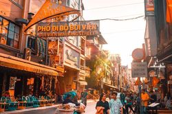 Ăn gì ở phố Tây Bùi Viện?