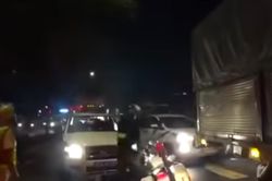 Xe ô tô chở thuốc lá lậu tìm cách bỏ chạy, tông xe cảnh sát giao thông