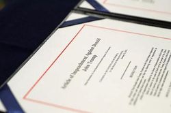 Bà Pelosi ký văn bản luận tội TT Donald Trump, ông Joe Biden lên tiếng
