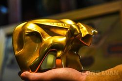 Cận cảnh quá trình chế tác trâu dát vàng 24k có giá tiền triệu phục vụ Tết Tân Sửu