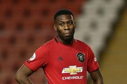 Hậu vệ của MU cập bến Bayer Leverkusen