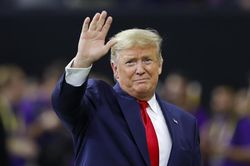 Đa số cử tri Mỹ ủng hộ việc luận tội, cách chức Tổng thống Trump