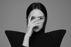 Tiểu thư tập đoàn Huawei gây xôn xao khi quyết định bước chân vào showbiz