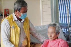 Thay khớp háng cho cụ bà 106 tuổi