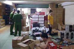Đột kích hệ thống kinh doanh rượu ngoại nhập lậu cực lớn ở Sài Gòn