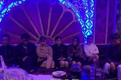 Hà Tĩnh: 4 cô gái sử dụng ma túy cùng 3 nam thanh niên trong quán karaoke