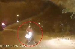 Clip: Ôm cua bất chấp, nam thanh niên lao thẳng vào đầu ô tô khiến dân mạng 'thót tim'