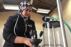 Nữ thợ máy sửa chữa ô tô đầu tiên ở Ai Cập